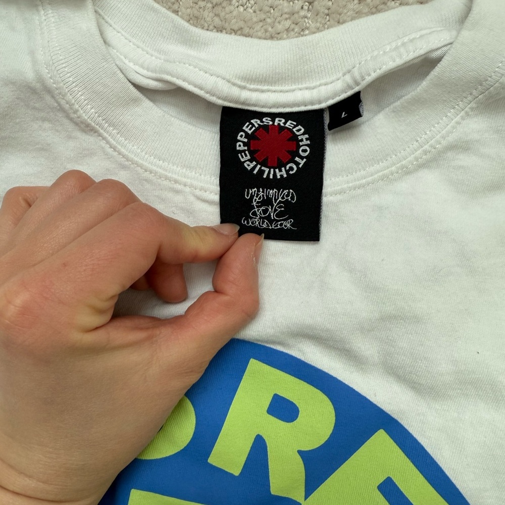 Red Hot Chili Peppers World Tour T-Shirt - Picture 2 of 3